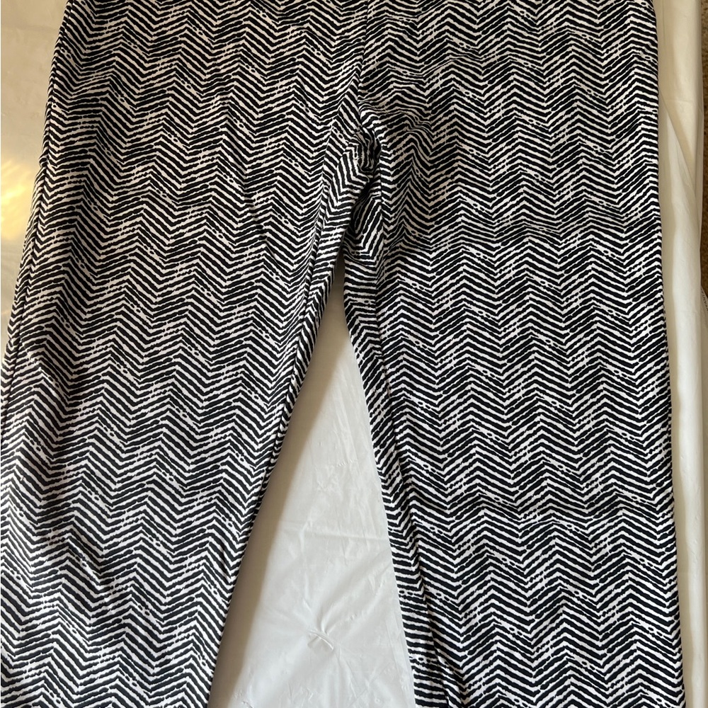 Chicos‎ cropped pants, black funky herringbone pattern. Size 1, side zip.